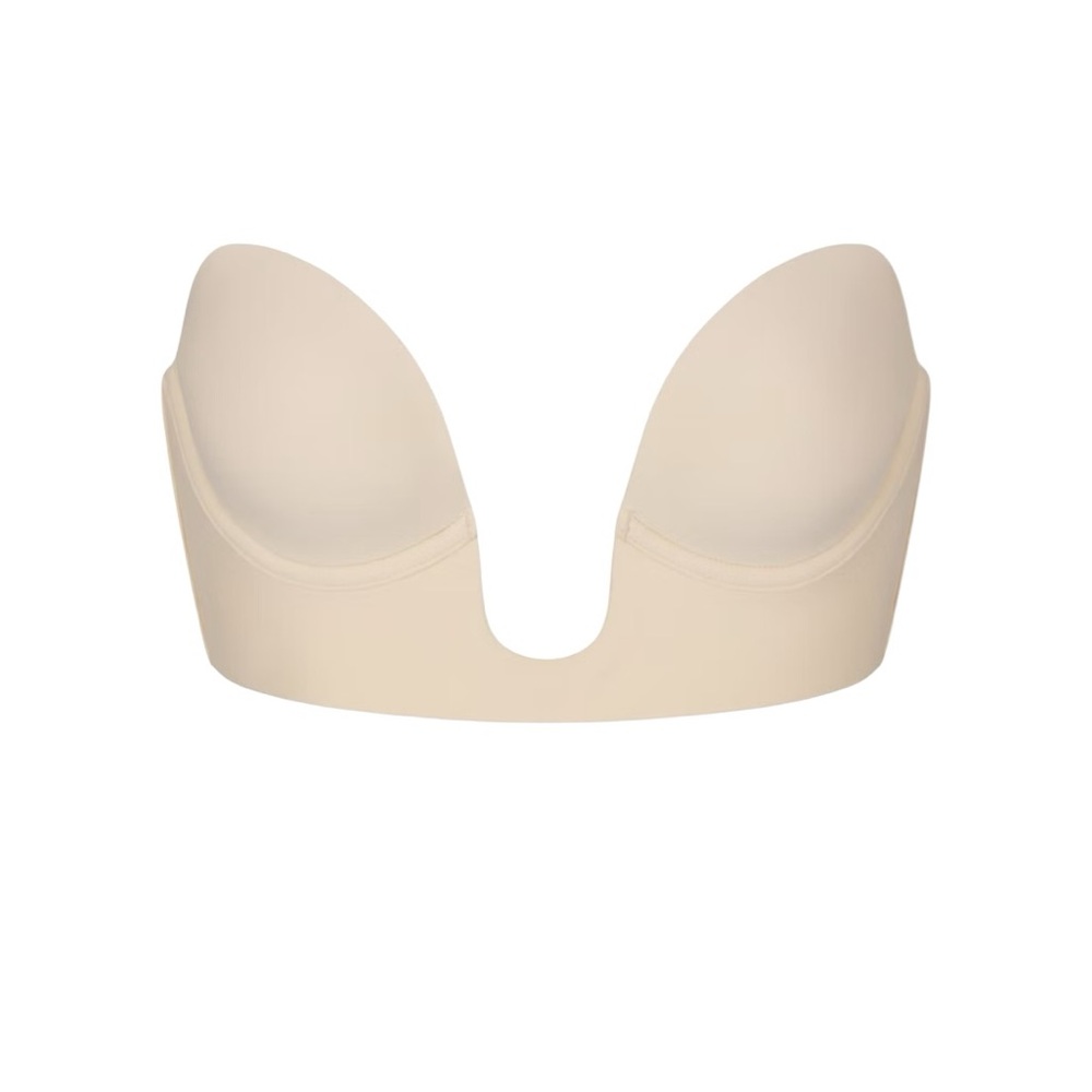 SKIMS deep plunge bra in Sand color - Picture 3 of 5